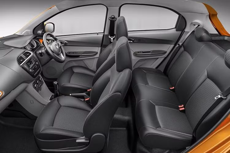 Những tính năng an toàn của xe bao gồm tay lái trợ lực điện, hai túi khí trước, phanh ABS/EBD, cảm biến đỗ xe phía sau cùng gương chiếu hậu tích hợp đèn xi nhan…