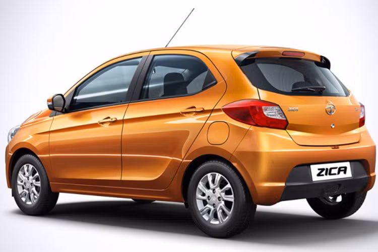 Trên nắp capô, đặc biệt là hai bên thân xe nổi bật ở những đường gân dập nổi mạnh mẽ. Xe được trang bị thêm bộ la-zăng hợp kim, đèn sương mù trước, cảm biến hỗ trợ đỗ xe phía sau.