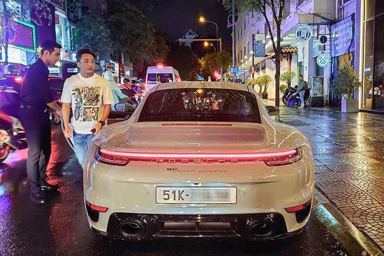 Nội thất của xe được bọc da màu nâu nhạt (Classic Cognac). Bảng đồng hồ của xe sẽ có đường kim màu trắng trong khi các vệt số và số đều có màu xanh. Nội thất được trang trí với logo Sport Classic và số thứ tự của chiếc xe trong tổng số 1.250 chiếc.