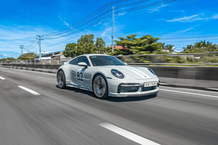 Chưa hết, 2 bên cửa xe còn xuất hiện con số 82, tạo thành 1 số hoàn chỉnh, bởi chiếc xe này có số thứ tự 1.202/1.250 xe sản xuất toàn cầu, và kết hợp lại có ngày tháng năm sinh của Cường Đô la là 12/02/82.