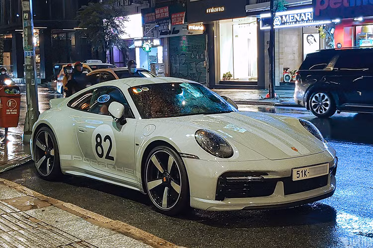 Chiếc xe thể thao phiên bản giới hạn nhà Porsche được trang bị bộ mâm Fuchs cổ điển kích thước 20/21 inch cũng rất độc đáo. Cánh lướt gió phía trước cố định, đèn pha LED-Matrix màu đen và sọc kép kéo dài từ nắp ca-pô ra phía đuôi là những điểm độc quyền của 911 Sport Classic.