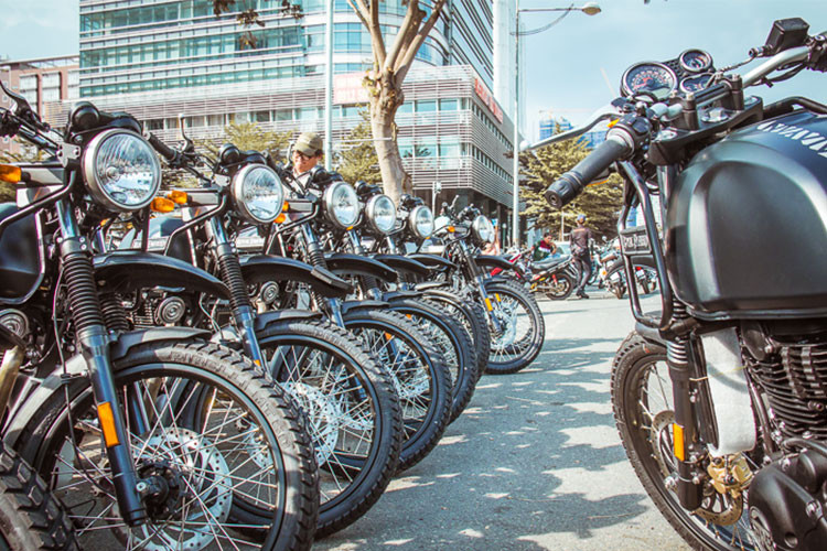 Tại triển lãm Vietnam AutoExpo 2018 diễn ra tại Hà Nội tháng 6 vừa qua, Royal Enfield Việt Nam đã lần đầu tiên ra mắt mẫu xe adventure giá rẻ Himalayan. Mới đây dàn xe Royal Enfield Himalayan mới chính hãng đã bất ngờ được đưa về thị trường Việt Nam phục vụ người tiêu dùng.