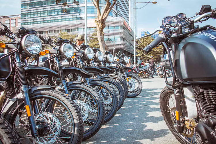 Tại triển lãm Vietnam AutoExpo 2018 diễn ra tại Hà Nội tháng 6 vừa qua, Royal Enfield Việt Nam đã lần đầu tiên ra mắt mẫu xe adventure giá rẻ Himalayan. Mới đây dàn xe Royal Enfield Himalayan mới chính hãng đã bất ngờ được đưa về thị trường Việt Nam phục vụ người tiêu dùng.