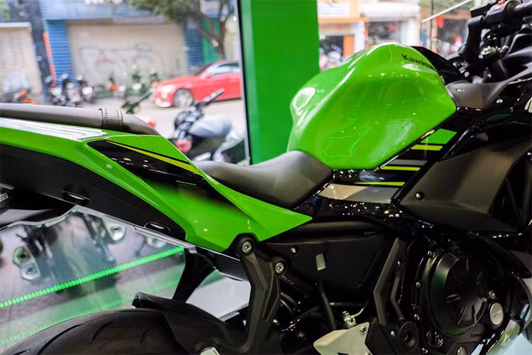 Ninja 650 phiên bản 2018 sở hữu bộ khung hợp kim nhôm được chia sẻ với Z650 mới ra mắt với kiểu dáng ngồi tương tự như Ninja Z300 chính vì thế trọng lượng của xe đã giảm 19 kg so với phiên bản trước.