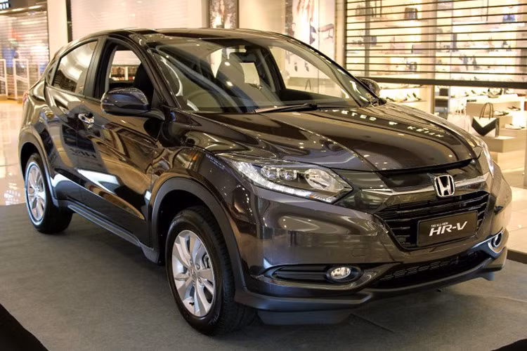 Theo thông tin từ sự kiện nội bộ cho các đại lý, mẫu xe giá rẻ Honda HR-V sẽ được phân phối với 2 phiên bản: 1.8 G và 1.8 L. Xe nhập khẩu nguyên chiếc từ Thái Lan. Đại diện truyền thông Honda Việt Nam cũng xác nhận xe sẽ được trưng bày vào ngày 10/7 tới tại các đại lý.
