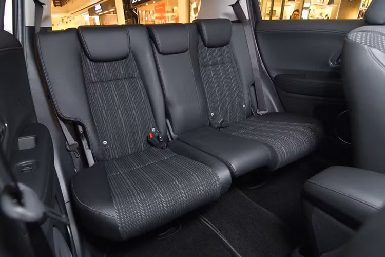 Nằm ở phân khúc giá rẻ nên HR-V sẽ chỉ có các ghế ngồi được bọc nỉ hoặc da tuỳ phiên bản và không sở hữu cửa gió độc lập cho hàng ghế sau. Chiếc xe cũng thừa hưởng các ghế ngồi có thể sắp xếp rất linh hoạt khi không chỉ có khả năng gập lưng mà còn có thể gập được mặt ghế lên, cũng như ghế trước có thể ngửa phẳng nếu tháo tựa đầu.