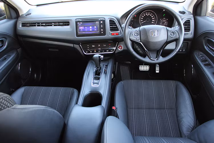 Nội thất phiên bản cao cấp có ghế da, ghế lái chỉnh điện 8 hướng, ghế sau dạng "ma thuật" giống Honda Jazz, điều hoà tự động 2 vùng, gương chống chói tự động, gạt mưa tự động và cửa sổ trời toàn cảnh. Phiên bản G chỉ có ghế nỉ, chỉnh cơ, điều hoà tự động 1 vùng và không có cửa sổ trời. Trang bị giải trí dùng chung gồm màn hình cảm ứng trung tâm, hỗ trợ kết nối HDMI, USB, Bluetooth và âm thanh 4 loa.