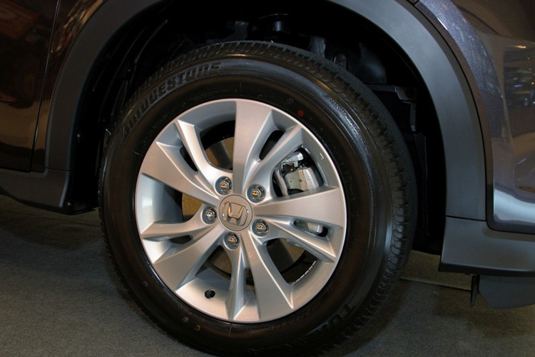 Phía thân xe sở hữu phần tay nắm cửa ở cột C cùng những đường gân nổi từ cột chạy cắt qua phần cửa trước mang dáng vẻ thể thao và khí động học. Xe được trang bị mâm hợp kim dạng đa chấu kích thước 17 inch, đi kèm lốp cỡ 215/55. Tùy từng phiên bản, chiếc xe có thể sử dụng hệ dẫn động cầu trước (211D) hoặc 4 bánh (4WD).