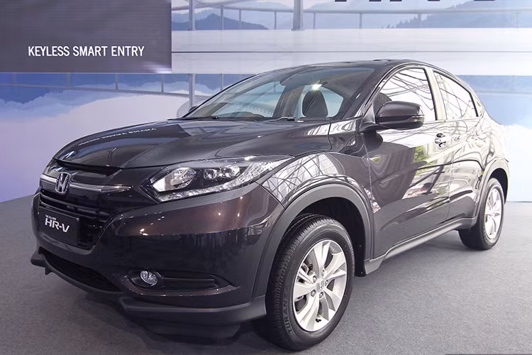 Giá bán Honda HR-V mới vẫn chưa được Honda Việt Nam công bố. Theo cách so sánh thì giá HR-V bản cao cấp sẽ rơi vào khoảng 700-800 triệu đồng. Các đại lý hiện tại đã nhận đặt cọc xe, ước tính thời gian mở bán vào tháng 9/2018. Hyundai Kona lợi thế hơn ở nguồn hàng bởi lắp ráp trong nước. Mẫu xe Hàn Quốc được dự đoán sẽ lên kệ sớm hơn HR-V.