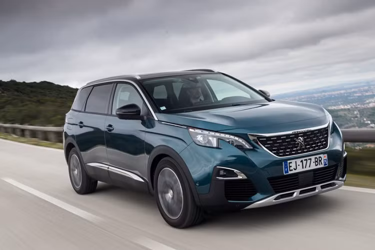 Peugeot 5008 phiên bản 2018 mới này được ra mắt toàn cầu tại Paris Motor Show 2016 với cấu trúc đậm chất SUV, không còn bất kỳ dấu vết của một mẫu MPV thuộc thế hệ đầu tiên. Xe có kích thước tổng thể dài x rộng x cao lần lượt 4.640 x 1.840 x 1.640 (mm) và chiều dài cơ sở 2.840 mm, mẫu xe này sẽ cạnh tranh tại Việt Nam cùng Toyota Fortuner, Mitsubishi Pajero Sport hay Ford Everest.