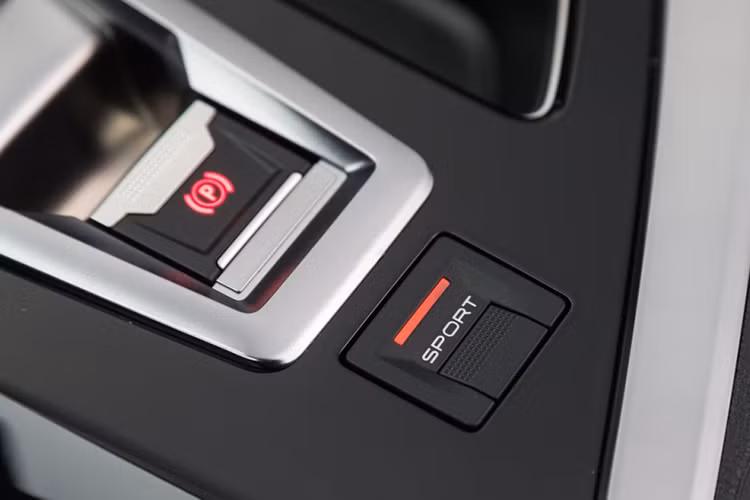 Ngoài các tiện ích và trang bị hiện đại, hệ thống âm thanh của mẫu xe SUV mới nhà Peugeot còn có tùy chọn 10 loa thương hiệu Focal, cùng màn hình giải trí cảm ứng 8 inch, hệ thống định vị TomTom, công nghệ sạc không dây cùng cửa sổ trời panorama, màn hình cảm ứng 8 inch, điều hòa có chức năng lọc mùi, đèn nội thất tùy chỉnh theo chế độ lái, cốp điện...