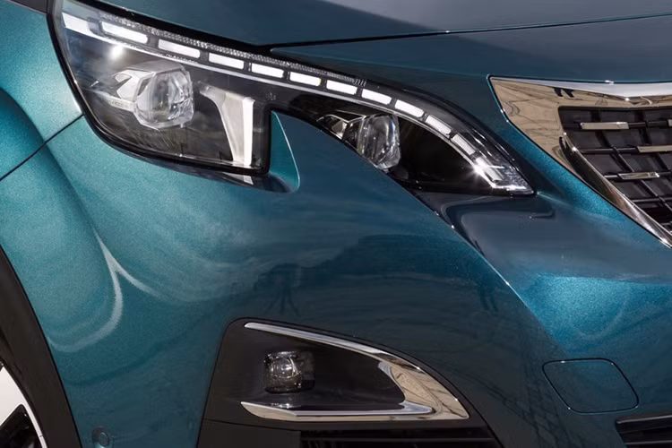 Peugoet 5008 được thiết kế theo ngôn ngữ New i-Cockpit với kiểu dáng thể thao, được làm lại hoàn toàn từ kiểu dáng MPV sang SUV 7 chỗ. Phần đầu xe được được thiết kế với cụm đèn pha hình móng vuốt được trang bị full LED, lưới tản nhiệt hình thang ngược với logo Sư tử của Peugeot được bao quanh bằng crôm tăng vẻ khỏe khoắn, sang trọng.