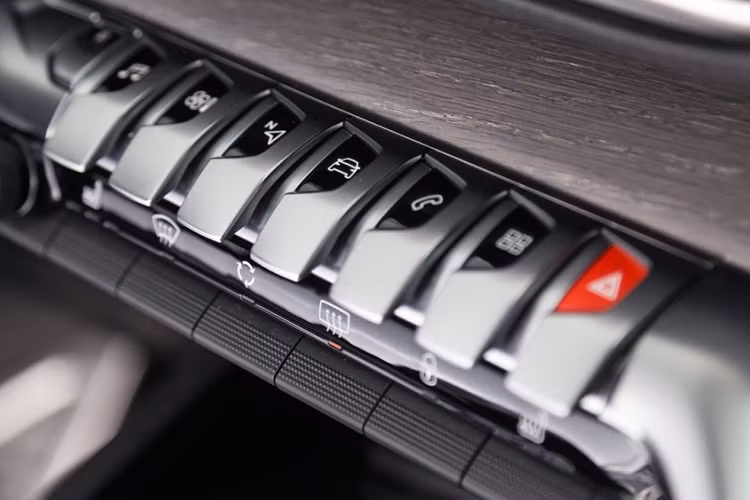 Trên mẫu xe này, hàng ghế thứ hai có thể gập tỉ lệ 40/20/40, hàng ghế thứ ba có thể gập 50/50 để mở rộng dung tích khoang hành lý. Ngoài ra ghế phụ hàng thứ nhất có thể gập phẳng để chở những vật dài lên tới 3.2m.