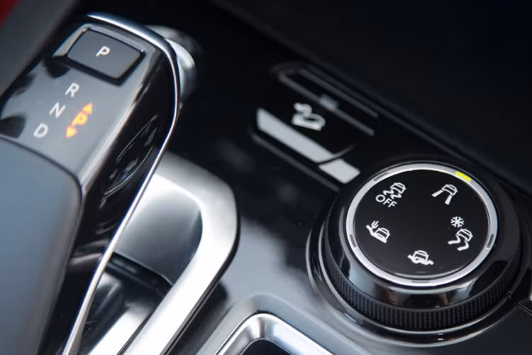 Công nghệ an toàn của Peugoet 5008 được trang bị hệ thống ABS, phân bổ lực thắng điện tử EBFD, phanh khẩn cấp EBA, cân bằng ESP, chống trượt ASR, 6 túi khí, hệ thống ga tự động và giới hạn tốc độ, hỗ trợ khởi hành ngang dốc, hỗ trợ xuống dốc, cảnh báo điểm mù, cảnh báo áp suất lốp, hệ thống cảm biến hỗ trợ đỗ xe, camera lùi 180%, cảnh báo chệch làn đường, hệ thống nhận diện và cảnh báo biển báo giới hạn tốc độ, khóa ISO Fix cho ghế trẻ em, hệ thống hỗ trợ đỗ xe song song và thẳng hàng. 