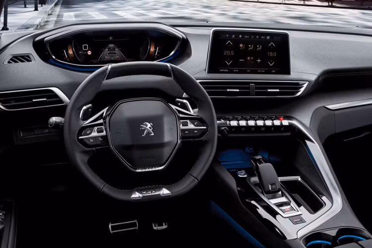 Các trang bị bên trong nhấn mạnh yếu tố hiện đại và thời thượng như đồng hồ công-tơ-mét dạng màn hình kỹ thuật số kích thước lên tới 12.3-inch, vô lăng được thiết kế trên dưới vát bằng kiểu thể thao hay các lẫy gạt để điều chỉnh hệ thống điều hòa. Ghế ngồi của Peugeot 5008 thiết kể kiểu thể thao vào hai ghế trước trang bị hệ thống massage đa điểm. 