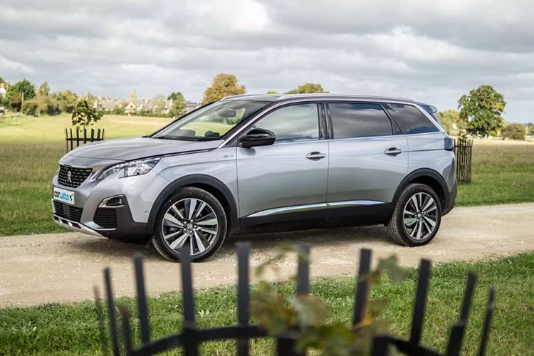 Hiện tại các showroom Peugeot tại Việt Nam đang bắt đầu nhận đặt hàng Peugeot 5008 với 4 màu: trắng, đen, xám và xanh ngọc. Với giá dự kiến khoảng 1,45 tỷ đồng, Peugeot 5008 sẽ có nhiều lợi thế hơn từ chất lượng, trang bị và thiết kế nổi bật hơn chưa kể thương hiệu Peugeot là thương hiệu xe sang hơn so các hãng xe Hàn, Nhật, trong khi xe châu Âu đồng hạng thường trên dưới 3 tỷ.