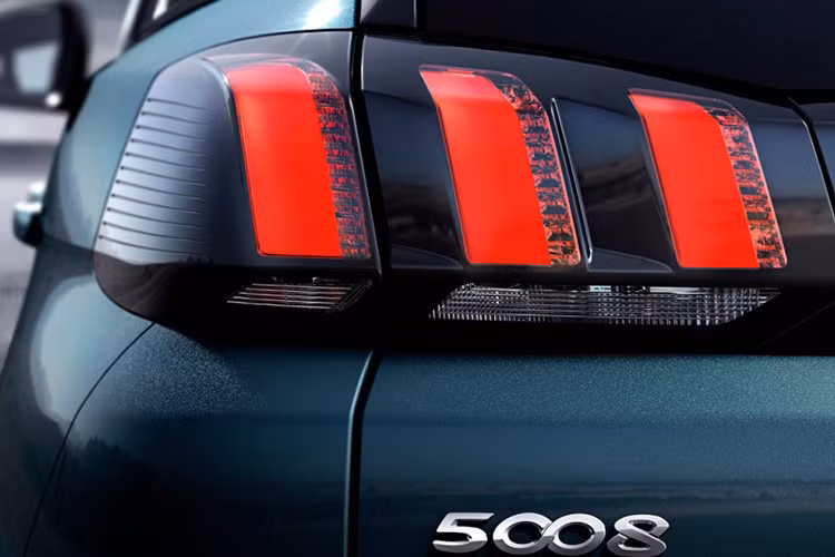 Điểm khác biệt giúp nhận diện mẫu 5008 sắp ra mắt tại Việt Nam chính là đường nẹp chrome chạy dọc thân xe, cùng với toàn bộ phần trụ đỡ của sổ được sơn đen tiệp màu với màu kính cửa sổ, tạo nên sự sang trọng nhưng không kém phần trẻ trung thời thượng. Đuôi xe cũng nổi bật với cụm đèn hậu đặc trưng thương hiệu của nhà sản xuất ôtô đình đám Peugeot.