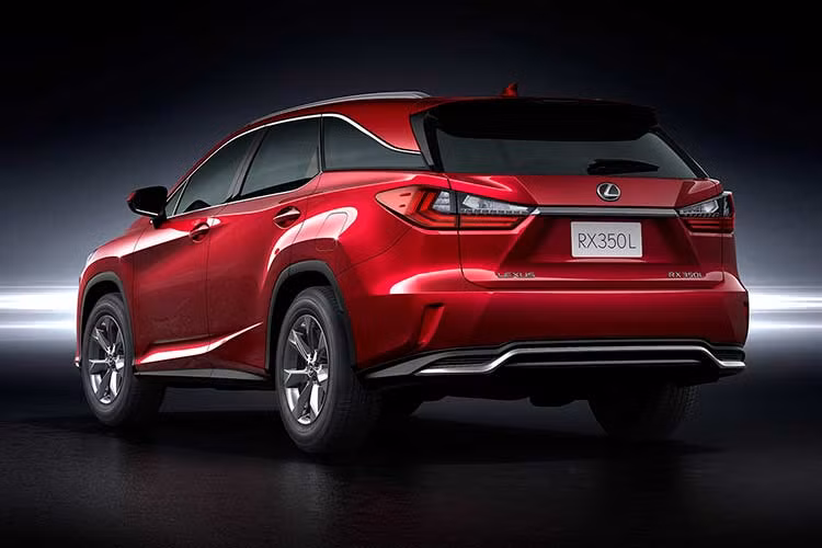 Về tổng thể, vẫn rất khó để nhận ra RX L nếu như không đặt chiếc xe trực tiếp bên cạnh phiên bản RX trục cơ sở ngắn để so sánh. Bên cạnh đó, bản L mới vẫn áp dụng các cụm chi tiết đặc trưng như lưới tản nhiệt hình con suốt, cụm đèn pha 3 bóng LED hình chữ L, vành xe hợp kim nhôm 20 inch 5 chấu kép, ống xả kép thể thao và cánh hướng gió phía sau lớn.