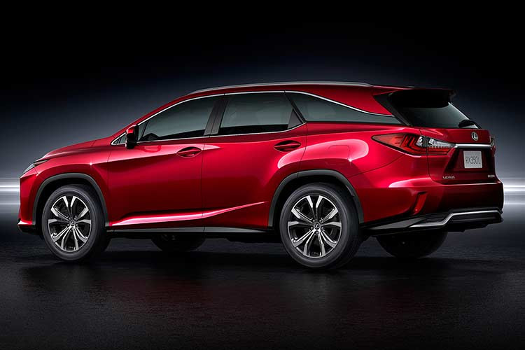 Về thiết kế, RX L không có sự thay đổi lớn về thiết kế so với các phiên bản RX thường, ngoại trừ khu vực từ cột B trở về phiá sau xe. So với RX, trục cơ sở của RX L đã được kéo dài thêm 110mm, dẫn tới cửa sau dài hơn một chút. Để đem tới tầm nhìn ra bên ngoài và khoảng đầu rộng hơn cho hàng ghế thứ 3, cột C của xe cũng đã được Lexus làm bớt dốc hơn.