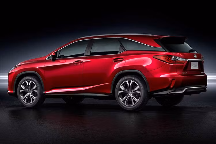 Về thiết kế, RX L không có sự thay đổi lớn về thiết kế so với các phiên bản RX thường, ngoại trừ khu vực từ cột B trở về phiá sau xe. So với RX, trục cơ sở của RX L đã được kéo dài thêm 110mm, dẫn tới cửa sau dài hơn một chút. Để đem tới tầm nhìn ra bên ngoài và khoảng đầu rộng hơn cho hàng ghế thứ 3, cột C của xe cũng đã được Lexus làm bớt dốc hơn.