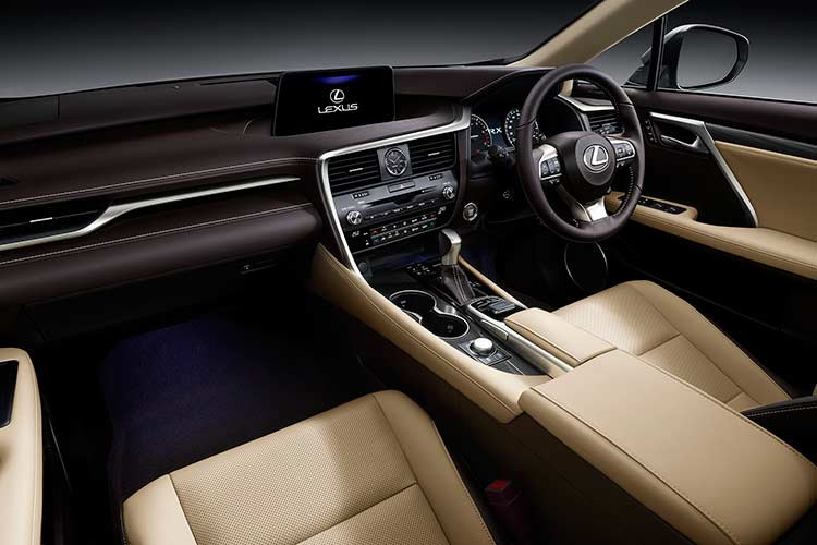 Các trang bị tiện nghi bên trong nội thất của mẫu xe sang Lexus RX L 2018 mới cũng không có sự thay đổi. Nội thất tiện nghi với triết lý lấy người sử dụng làm trung tâm: bảng táp lô ốp gỗ shimamoku, ghế bọc da semi-aniline cao cấp với vô lăng ba chấu thể thao được trang bị nhiều phím bấm tiện ích, màn hình trung tâm 12.3 inch.