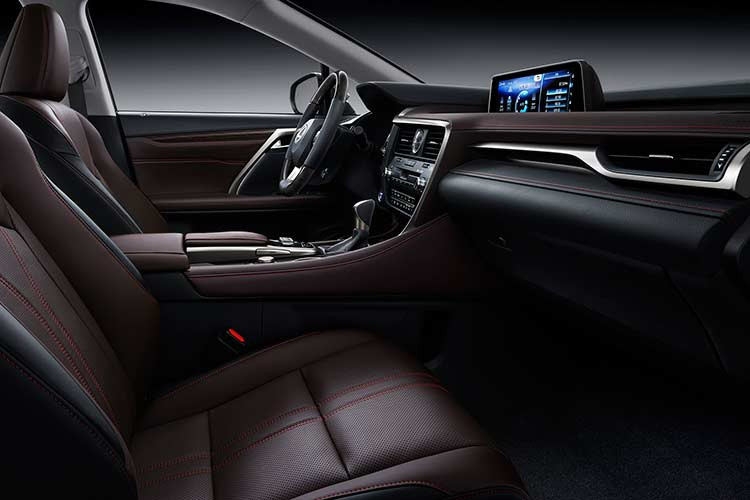 Màn hình hiển thị thông tin trên kính chắn gió HUD của xe có kích thước lớn, hệ thống âm thanh 15 loa Mark Levinson cao cấp, hệ thống điều khiển hành trình Cruise Control, đường chỉ khâu kết hợp với ánh sáng từ hệ thống đèn trần và hắt cảm ứng tạo nên không gian sang trọng vào buổi tối.