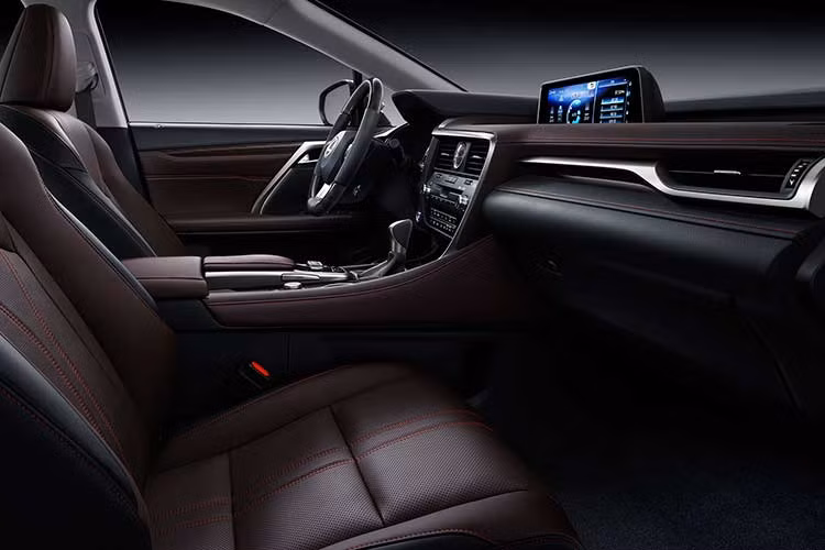 Màn hình hiển thị thông tin trên kính chắn gió HUD của xe có kích thước lớn, hệ thống âm thanh 15 loa Mark Levinson cao cấp, hệ thống điều khiển hành trình Cruise Control, đường chỉ khâu kết hợp với ánh sáng từ hệ thống đèn trần và hắt cảm ứng tạo nên không gian sang trọng vào buổi tối.