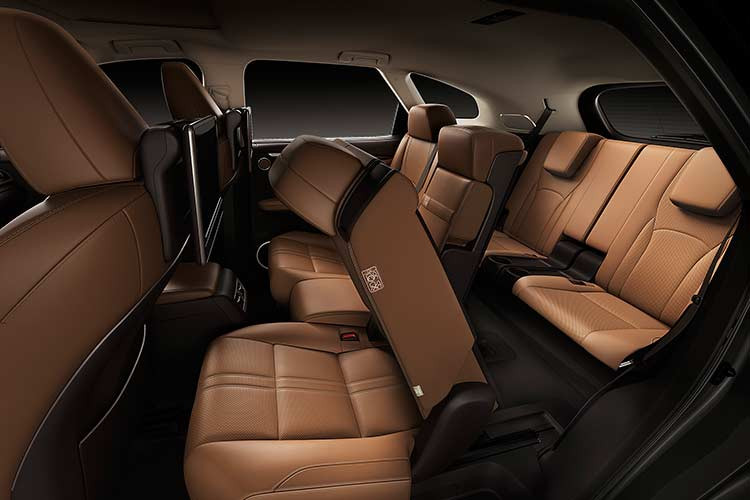 Thay đổi lớn nhất của RX L phiên bản 2018 nằm ở hàng ghế thứ 3 của chiếc xe, với lưng ghế gập 50/50 có thể gập phẳng xuống sàn khoang hành lý. Để hành khách có thể bước vào hàng ghế thứ 3, hàng ghế thứ 2 của chiếc xe cũng có khả năng gập 40/20/40 linh hoạt.