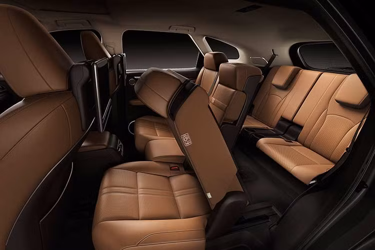 Thay đổi lớn nhất của RX L phiên bản 2018 nằm ở hàng ghế thứ 3 của chiếc xe, với lưng ghế gập 50/50 có thể gập phẳng xuống sàn khoang hành lý. Để hành khách có thể bước vào hàng ghế thứ 3, hàng ghế thứ 2 của chiếc xe cũng có khả năng gập 40/20/40 linh hoạt.