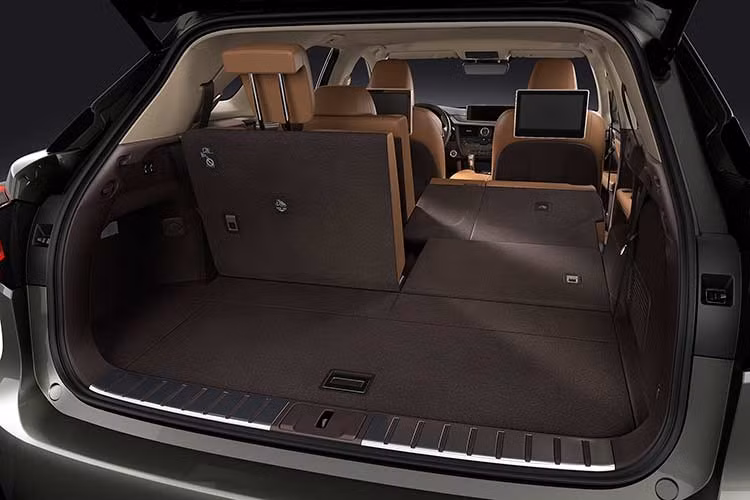 Xe có tổng cộng 7 chỗ ngồi, tuy nhiên sẽ chỉ còn 6 chỗ nếu đặt tùy chọn hàng ghế thứ 2 với các ghế đơn. Hàng ghế thứ 3 này cũng được tích hợp thêm vào hệ thống điều hòa thông minh, tự động 3 vùng. Về động cơ, xe sử dụng động cơ V6 3.5l nạp khí tự nhiên có công suất 290 mã lực, kết hợp với hộp số tự động 8 cấp. 