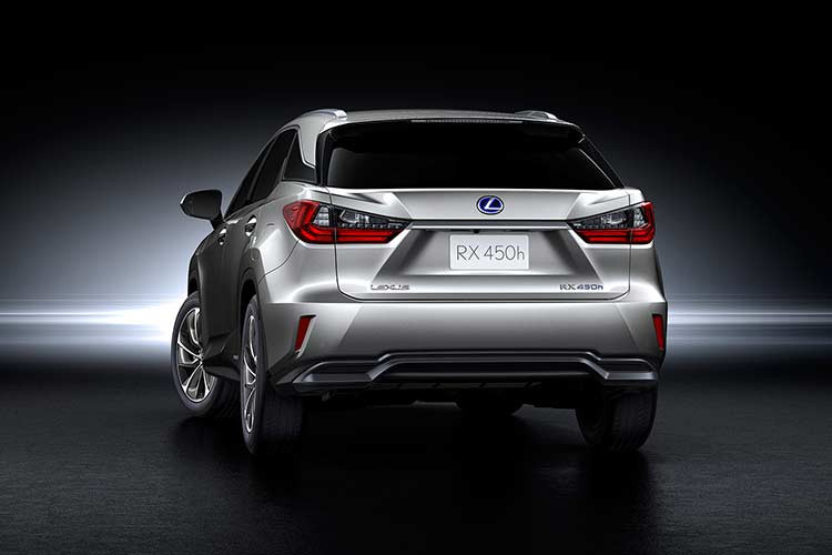 Lexus RX350L &amp; RX 450h sẽ có lựa chọn 7 màu ngoại thất và 3 màu nội thất như phiên bản RX trước. Theo Lexus Việt Nam cho biết, khi mua xe khách hàng sẽ được hưởng: Chế độ bảo dưỡng định kỳ miễn phí trong 3 năm hoặc 60,000 km (tùy theo điều kiện nào đến trước) bao gồm cả công sửa chữa, phụ tùng và dầu động cơ Lexus chính hiệu.