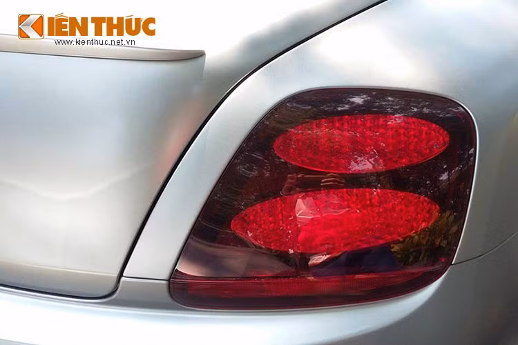 Phần đuôi xe không có nhiều khác biệt so với người anh em GTC Speed của mình với thiết kế gọn gàng nhưng cũng đầy quyến rũ. Xe sở hữu phàn mui trần màu đen được làm bằng loại vải bạt dành cho những siêu xe sang thể thao.