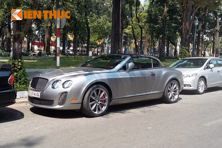 Siêu xe Bentley Supersports Convertible có thể tăng tốc từ 0-100km/h trong vòng 4,1 giây, chậm hơn 0,2 giây so với chiếc Coupe và đạt tốc độ tối đa 325km/h. Nó thể chạy bằng xăng sinh học E85 nhằm giảm lượng khí thải C02 ra môi trường.