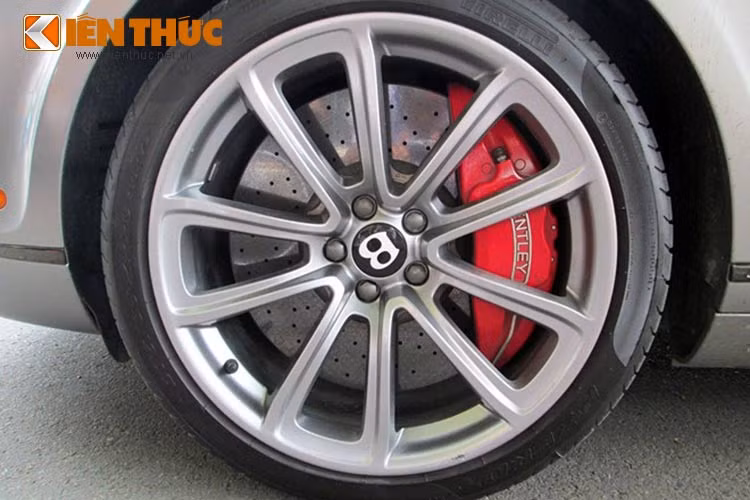 Ngoài thay đổi ở hệ thống mui cứng, Bentley Continental Supersports Convertible còn được trang bị bộ la-zăng 20 inch, 10 chấu được thiết kế với trọng lượng nhẹ hơn nhiều so với tiêu chuẩn.