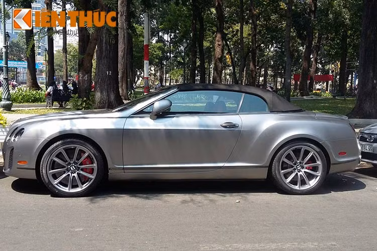 Sở hữu ngoại thất màu xám đầy vẻ bí ẩn khiến siêu xe mui trần đỉnh cao nhà Bently luôn gây sự chú ý mỗi khi lăn bánh trên đường phố Sài Gòn.