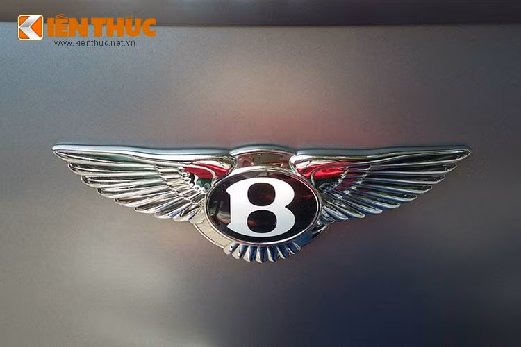 Xe vẫn sử dụng động cơ 6 lít W12 của phiên bản Coupe, sản sinh công suất cực đại 621 mã lực, mô-men xoắn cực đại 800Nm. Hộp số ZF 6 cấp với công nghệ Quickshift đã được nâng cấp, cho thời gian chuyển số nhanh hơn.