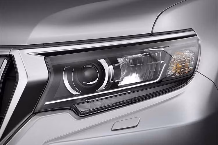 Cụm đèn pha của xe được Toyota sử dụng công nghệ LED. Phiên bản mới cũng bổ sung thêm đèn tự động bật tắt và chức năng rửa đèn xe.