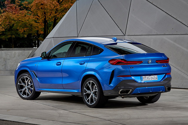 Xe sẽ sở hữu hệ thống treo thích ứng và phanh M Sport hiệu năng cao. Bên cạnh đó, một điểm nhấn nằm ở phần ngoại thất của BMW X6 2020 mới chính là hệ thống đèn mang công nghệ Laser từng xuất hiện trên BMW X7. Hệ thống khung gầm mới với một số thay đổi về kích thước sẽ kéo dài thêm 26 mm, chiều rộng tăng 15 mm và chiều dài cơ sở tăng thêm tới 42 mm, hứa hẹn một không gian nội thất rộng rãi hơn.