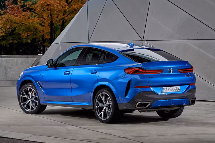 Xe sẽ sở hữu hệ thống treo thích ứng và phanh M Sport hiệu năng cao. Bên cạnh đó, một điểm nhấn nằm ở phần ngoại thất của BMW X6 2020 mới chính là hệ thống đèn mang công nghệ Laser từng xuất hiện trên BMW X7. Hệ thống khung gầm mới với một số thay đổi về kích thước sẽ kéo dài thêm 26 mm, chiều rộng tăng 15 mm và chiều dài cơ sở tăng thêm tới 42 mm, hứa hẹn một không gian nội thất rộng rãi hơn.