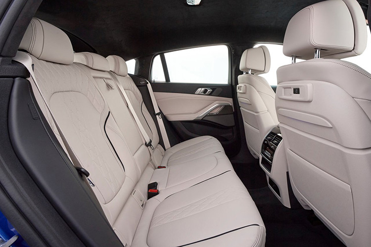 Khả năng cao, BMW X6 thế hệ mới sắp tới sẽ được phân phối tại Việt Nam phiên bản: sDrive40i và xDrive40i. Cả hai phiên bản “40i” này sử dụng động cơ 6cyl thẳng hàng dung tích 3.0L tăng áp cho công suất tối đa 335 mã lực và mô men xoắn cực đại đạt 447Nm. Làm so sánh, X6 “40i” mạnh hơn khoảng 33hp + 47 Nm so với thế hệ cũ.