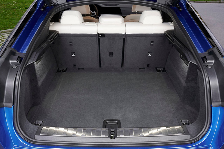 Sự khác biệt giữa hai phiên bản “sDrive” và “xDrive” nằm ở hệ dẫn động cầu sau (RWD) hoặc bốn bánh toàn thời gian (xDrive). Theo công bố của BMW, X6 sDrive40i có thể tăng tốc từ 0-100 km/h trong 5,3 giây, trong khi bản xDrive40i có thể tăng tốc từ 0-100 km/h trong 5,4 giây.