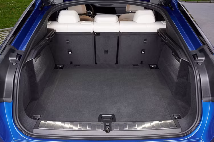 Sự khác biệt giữa hai phiên bản “sDrive” và “xDrive” nằm ở hệ dẫn động cầu sau (RWD) hoặc bốn bánh toàn thời gian (xDrive). Theo công bố của BMW, X6 sDrive40i có thể tăng tốc từ 0-100 km/h trong 5,3 giây, trong khi bản xDrive40i có thể tăng tốc từ 0-100 km/h trong 5,4 giây.