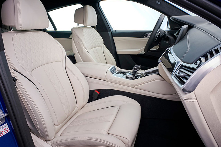 Theo tư vấn bán hàng, BMW X6 2020 sắp ra mắt sẽ có một số tiện nghi đáng chú ý bao gồm hệ điều hành giải trí BMW 7.0 mới nhất cho phép kết nối Apple CarPlay không dây đi kèm với đó là hệ thống âm thanh 16 loa Harman Kardon cao cấp, điều hòa tự động 4 vùng độc lập, cửa sổ trời toàn cảnh, màn hình hiện thị kính lái dạng HUD.