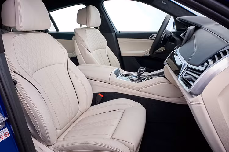 Theo tư vấn bán hàng, BMW X6 2020 sắp ra mắt sẽ có một số tiện nghi đáng chú ý bao gồm hệ điều hành giải trí BMW 7.0 mới nhất cho phép kết nối Apple CarPlay không dây đi kèm với đó là hệ thống âm thanh 16 loa Harman Kardon cao cấp, điều hòa tự động 4 vùng độc lập, cửa sổ trời toàn cảnh, màn hình hiện thị kính lái dạng HUD.