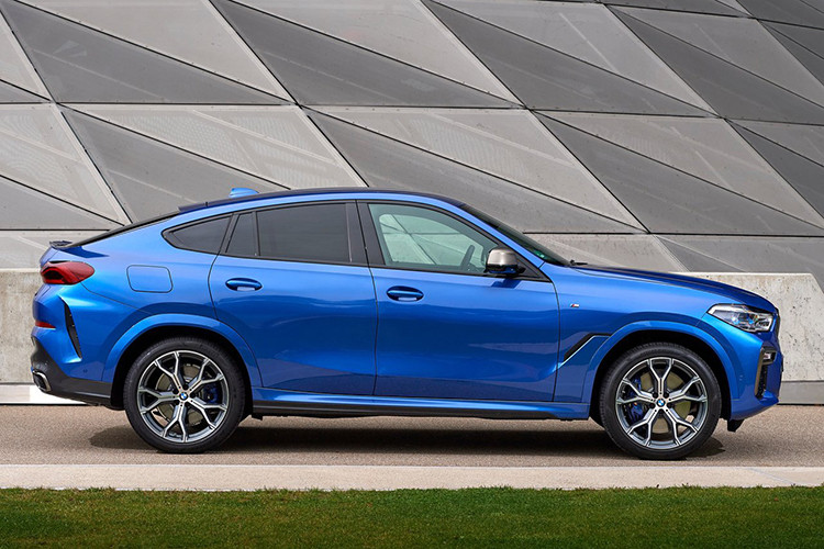 Nhiều khả năng, mảnh ghép cuối cùng của gia đình X-Series này sẽ được lên sàn cùng BMW X1 2020 (bản nâng cấp giữa vòng đời) và BMW X5 2020 mới (một số bản bổ sung) ngay trong tháng 4/2020 này. Về trang bị ngoại thất, BMW X6 tại Việt Nam sẽ sở hữu gói M Sport thể thao bao gồm cản trước và cản sau, bộ mâm hợp kim có kích thước lên tới 20 inch.