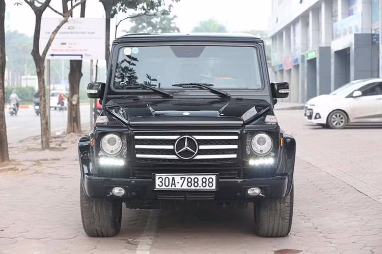 Khá thú vị là sau khi mua thành công chiếc SUV hạng sang Mercedes-Benz G55 AMG biển tứ quý 8 đời 2011 này, người này đã được một ông chủ chuyên mua bán siêu xe ở quận 5, TP HCM gạ bán lại. Và trong chưa đầy 12 giờ sau đó, giao dịch này đã thành công.