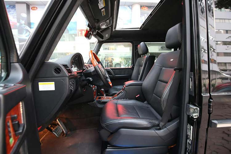 Hệ thống giải trí gồm đầu DVD nối với dàn loa Harman/Kardon Logic7 gồm 11 loa công suất 450 W và hai màn hình DVD cho hàng ghế sau. Ổ cứng 40GB. Xe trang bị camera lùi, gương kính chỉnh điện. Hai cụm điều khiển gắn bên cạnh ghế để chỉnh độ ôm cho hàng ghế trước.