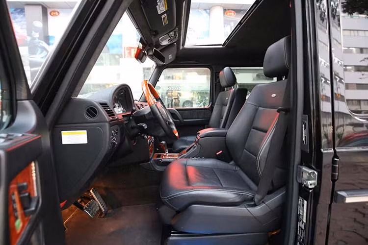 Hệ thống giải trí gồm đầu DVD nối với dàn loa Harman/Kardon Logic7 gồm 11 loa công suất 450 W và hai màn hình DVD cho hàng ghế sau. Ổ cứng 40GB. Xe trang bị camera lùi, gương kính chỉnh điện. Hai cụm điều khiển gắn bên cạnh ghế để chỉnh độ ôm cho hàng ghế trước.