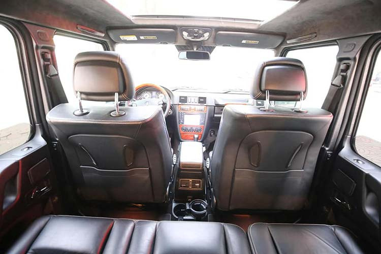 Nội thất G55 AMG là sự pha trộn giữa sự sang trọng và dòng xe địa hình với da lộn trên trần, ghế da có chức năng sưởi và làm mát cùng nhớ vị trí. Cửa sổ trời. Bảng điều khiển trung tâm mang phong cách dành cho xe địa hình với các chế độ chọn khóa vi sai và màn hình trung tâm hiển thị bản đồ. Điều hòa tự động hai vùng. Cần số thể thao và bên cạnh là phanh tay bọc da với những đường chỉ khâu nổi bật.