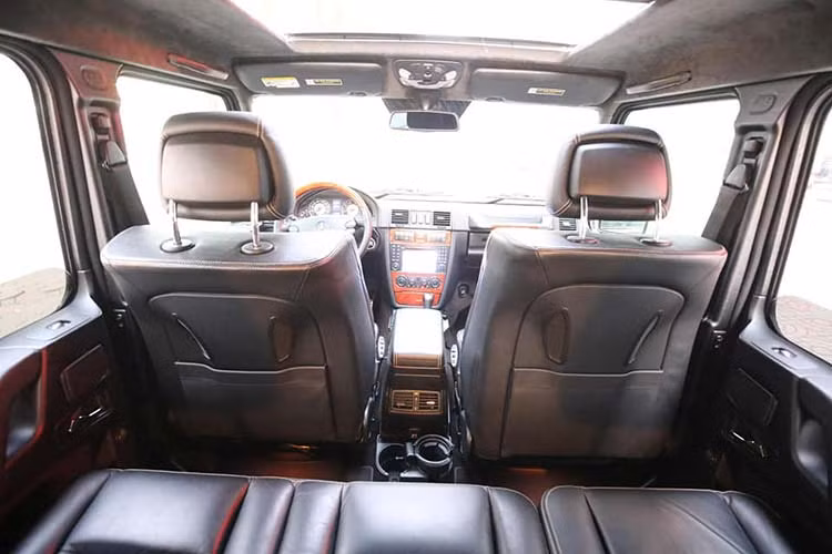 Nội thất G55 AMG là sự pha trộn giữa sự sang trọng và dòng xe địa hình với da lộn trên trần, ghế da có chức năng sưởi và làm mát cùng nhớ vị trí. Cửa sổ trời. Bảng điều khiển trung tâm mang phong cách dành cho xe địa hình với các chế độ chọn khóa vi sai và màn hình trung tâm hiển thị bản đồ. Điều hòa tự động hai vùng. Cần số thể thao và bên cạnh là phanh tay bọc da với những đường chỉ khâu nổi bật.